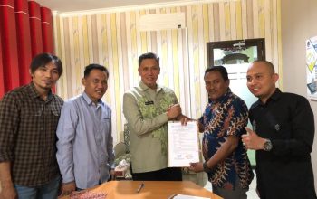 Dinas Komunikasi, Informatika dan Statistik (Diskominfotik) Provinsi Gorontalo dan Komisi Informasi Daerah (KID) serta Komisi Penyiaran Indonesia Daerah (KPID), usai menandatangani Naskah Perjanjian Hibah Daerah (NPHD), Kamis (19/10/2023). Foto – Fadhil