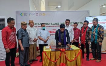 Penandatanganan prasasti peresmian ruangan layanan Hemodialisa. (Foto – Nova)