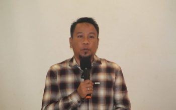 Ketua Bawaslu Kabupaten Gorontalo Alexander Kaaba saat membuka Rapat Fasilitasi dan Evaluasi pengelolaan Administrasi keuangan triwulan III Tahun Anggaran 2023 bagi Panwaslu Kecamatan se-Kabupaten Gorontalo. Minggu, (29/10/2023).