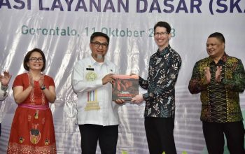 Penjabat Sekretaris Daerah Provinsi Gorontalo Budiyanto Sidiki saat menerima cenderamata dari Konsul Jenderal Australia di Makassar Mr. Todd Dias pada Peluncuran Program Kemitraan Australia-Indonesia Sinergi dan Kolaborasi untuk Akselerasi Layanan Dasar (SKALA) bertempat di Aula Badan Pengembangan Sumber Daya Manusia Provinsi Gorontalo, Rabu (11/10/2023). (Foto : Mila) Penjabat Sekretaris Daerah Provinsi Gorontalo Budiyanto Sidiki saat menerima cenderamata dari Konsul Jenderal Australia di Makassar Mr. Todd Dias pada Peluncuran Program Kemitraan Australia-Indonesia Sinergi dan Kolaborasi untuk Akselerasi Layanan Dasar (SKALA) bertempat di Aula Badan Pengembangan Sumber Daya Manusia Provinsi Gorontalo, Rabu (11/10/2023). (Foto : Mila)
