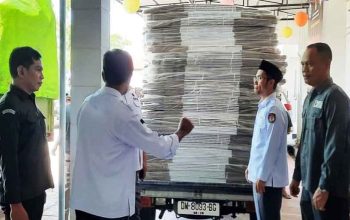 Anggota Bawaslu Bone Bolango, Alti Mohamad, dan Yulianti Laliyo, serta Kasubag P3S, Saipul, SH saat melakukan pengawasan logistik Kotak Suara yang tiba di KPU Kabupaten Bone Bolango, Senin (23/10/2023). Anggota Bawaslu Bone Bolango, Alti Mohamad, dan Yulianti Laliyo, serta Kasubag P3S, Saipul, SH saat melakukan pengawasan logistik Kotak Suara yang tiba di KPU Kabupaten Bone Bolango, Senin (23/10/2023).