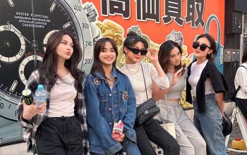 penampilan Fuji saat berlibur di Korea Selatan. Fuji terlihat memakai outfit-outfit menarik, salah satunya jaket denim custom yang dikenakannya.