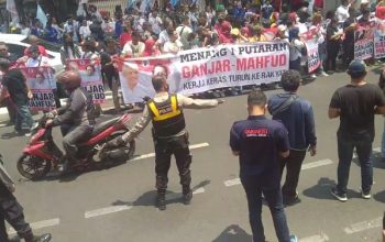 Massa pendukung bakal capres Ganjar Pranowo – cawapres Mahfud MD