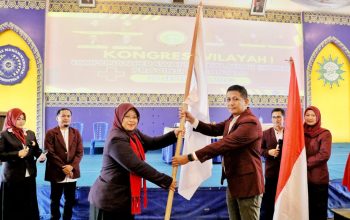 Sekertaris Pusat HIPMEBI Ns. Tri Endah Pangestu, M.Kep., Sp.Kep., MB., Saat Melantik Ns. Fadli Syamsudin, M.Kep., Sp.Kep.MB.