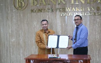 Rektor Universitas Muhammadiyah Gorontalo (UMGO), Prof Abd. Kadim Masaong, M. Pd., terima hibah satu unit mobil Toyota Camry 2.5 V dari Perwakilan Bank Indonesia Provinsi Gorontalo