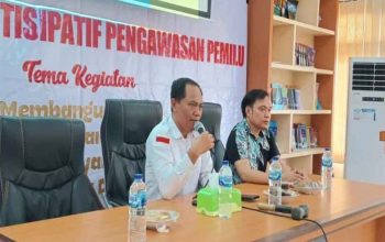 Anggota Bawaslu Bone Bolango, Alti Mohamad, S.Pi.,SH.,MH.,C.Med saat membuka secara resmi pengkaderan pengawas partisipatif masyarakat gelombang V di Gedung BPMP Provinsi Gorontalo. Rabu (18/10/2023)