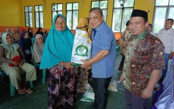 Wabup Hendra Serahkan Bantuan Cadangan Pangan Pemerintah di Desa Tinelo