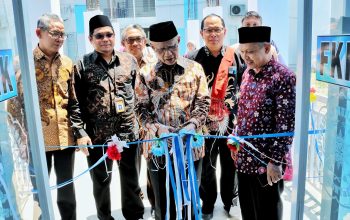 Prof Dr Haedar Nashir MSi., meresmikan gedung dan laboratorium FKIK UMGO secara simbolis dengan memotong pita. Prof Dr Haedar Nashir MSi., meresmikan gedung dan laboratorium FKIK UMGO secara simbolis dengan memotong pita.