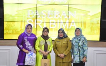 Ketua TP. PKK Jusmiaty Taha Kiai Demak (kuning) Ketua TP. PKK Jusmiaty Taha Kiai Demak (kuning)