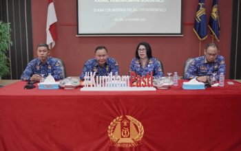Kepala Divisi Administrasi, Veiby S. Koloay, dan didampingi oleh Kepala Bagian Program dan Humas, Imran Syeya Kaharu, serta Kepala Bagian Umum, Candrafriandi Achmad Kepala Divisi Administrasi, Veiby S. Koloay, dan didampingi oleh Kepala Bagian Program dan Humas, Imran Syeya Kaharu, serta Kepala Bagian Umum, Candrafriandi Achmad