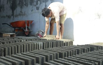 Warga Binaan Lembaga Pemasyarakatan (Lapas) Kelas IIA Gorontalo UPT Kanwil Kemenkumham Gorontalo melakukan produksi batako Warga Binaan Lembaga Pemasyarakatan (Lapas) Kelas IIA Gorontalo UPT Kanwil Kemenkumham Gorontalo melakukan produksi batako