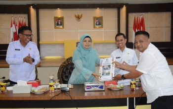 Penyerahan hasil Verivali data anak stunting dari Sekretariat DPRD Provinsi Gorontalo. Penyerahan hasil Verivali data anak stunting dari Sekretariat DPRD Provinsi Gorontalo.