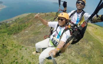 Bupati Gorontalo Utara, Thariq Modanggu,saat mengikuti penerbangan paralayang di Bukit Dunu Ceria.