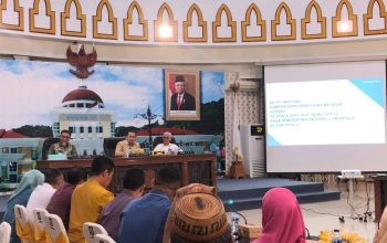 Penjagub Gorontalo Ismail Pakaya didampingi Penjabat Sekdaprov dan Kepala BPK Gorontalo saat memberikan arahan pada kegiatan Entry Meeting Pemeriksaan Kepatuhan Belanja Daerah Tahun Anggaran 2022-2023 s.d Triwulan III, di Ruang Dulohupa, Kantor Gubernuran, Kamis (2/11/2023). Foto: Fadil [Arsip Pemprov Gorontalo]