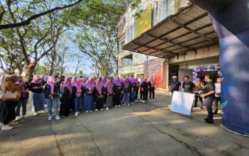 Penjabat Sekdaprov Gorontalo Budiyanto Sidiki saat melepas peserta jalan sehat yang dirangkaikan dengan peringatan HUT ke-10 RS Ainun Habibie, Jumat, (3/11/2023). (Foto – Adit)