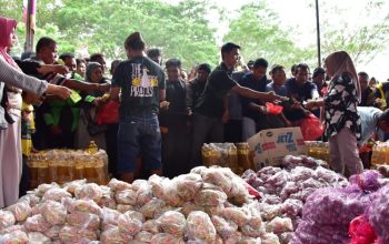 Dinas Komperindag Provinsi Gorontalo saat melayani pengemudi bentor dan ojek online pada pasar murah yang diselenggarakan di halaman kantor Diskomperindag, Jumat, (3/11/2023). Foto – Nova
