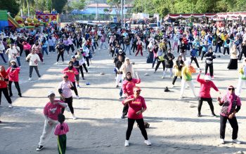 Sejumlah ASN Pemprov Gorontalo dan masyarakat mengikuti senam bersama pada pencanangan kegiatan Hakordia tahun 2023 di Lapangan Taruna Remaja, Kota Gorontalo, Minggu (5/11/2023). (Foto : Haris)