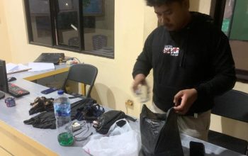 Pihak kepolisian mengamankan barang bukti BBM jenis Pertalite yang digunakan korban membakar diri. Foto: Humas Polresta Gorontalo Kota