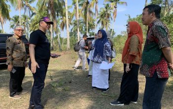 Peninjauan lahan pembangunan Panti Sosial Terpadu oleh Penjabat Sekretaris Daerah Budiyanto Sidiki didampingi Kepala Dinas PUPR Aries Ardianto juga Dinas Sosial Sagita Wartabone, di Desa Ulantha, Kecamatan Suwawa, Kabupaten Bone Bolango, Jumat (3/11/2023). (Foto : Mila) Peninjauan lahan pembangunan Panti Sosial Terpadu oleh Penjabat Sekretaris Daerah Budiyanto Sidiki didampingi Kepala Dinas PUPR Aries Ardianto juga Dinas Sosial Sagita Wartabone, di Desa Ulantha, Kecamatan Suwawa, Kabupaten Bone Bolango, Jumat (3/11/2023). (Foto : Mila)