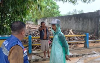 Pelaksana Tugas (Plt) Kepala Dinas Sosial Kabupaten Gorontalo, Haris Suparto Tome, melakukan kunjungan langsung ke lokasi banjir di Jalan Reformasi, Kecamatan Limboto.