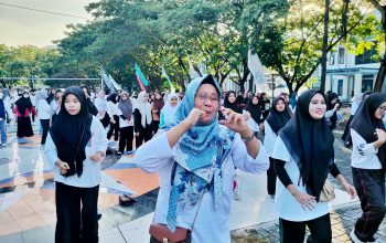 Para Staf dan Mahasiswa UMGO saat Senam pagi di Lapangan Pencerahan UMGO, Jum’at (31/05/2024). Para Staf dan Mahasiswa UMGO saat Senam pagi di Lapangan Pencerahan UMGO, Jum’at (31/05/2024).
