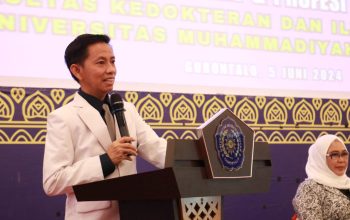 Kepala Dinas Kesehatan Provinsi Gorontalo, Dr. Anang S. Otoluwa saat menghadiri kegiatan Yudisium dan Pengambilan Sumpah Perawat dan Bidan program Sarjana dan Profesi di UMGO