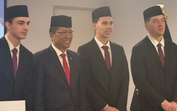 (Dari paling kanan) Ole Romenij, Tim Geypens, (Dan Paling Kiri) Dion Markx Resmi WNI.