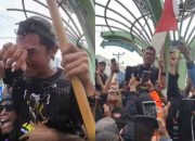 Tangis Daeng Anpes Setelah Selesaikan Aksi Jalan Kakinya di Zero Point Kota Manado