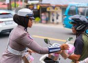 Bukan Razia, Dit Lantas Polda Gorontalo Bagi Takjil untuk Pengendara