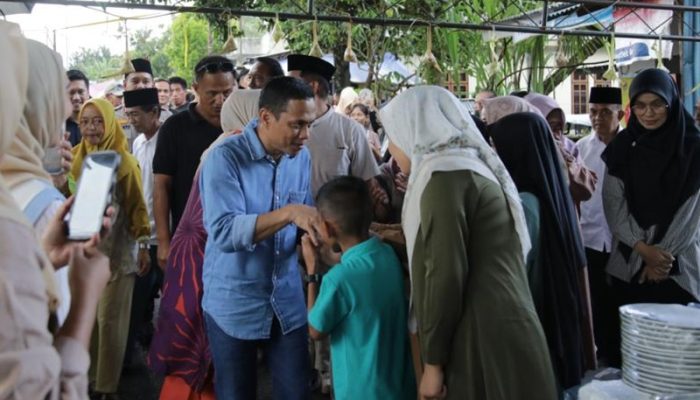 Weny Berbagi Kebahagiaan dengan Warga Kelurahan Genggulang