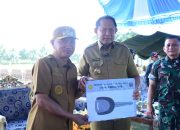 Gubernur Gorontalo Serahkan 15 Traktor untuk Petani Pohuwato