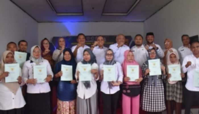 Tonny Serahkan 14 Sertifikat Tanah kepada Warga Desa Huidu