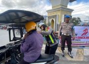 Satlantas Polresta Gorontalo Bagikan Helm Gratis di Simpang Lima Telaga