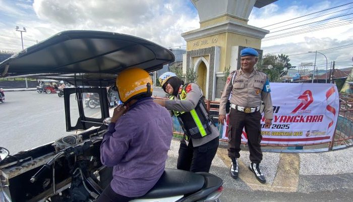 Satlantas Polresta Gorontalo Bagikan Helm Gratis di Simpang Lima Telaga