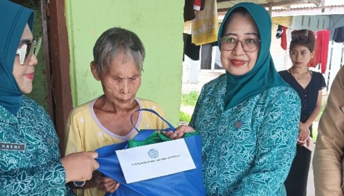 Sambut Ramadan, PKK Provinsi Gorontalo Bagi Sembako ke Ratusan Warga