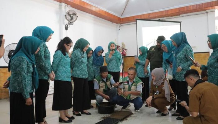 TP PKK Kotamobagu Salurkan Bantuan Saprodi untuk Dukung Pertanian Rumah Tangga dan Ketahanan Pangan