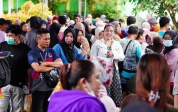 Warga Serbu Pasar Murah Bersubsidi di Taman Kota Gorontalo