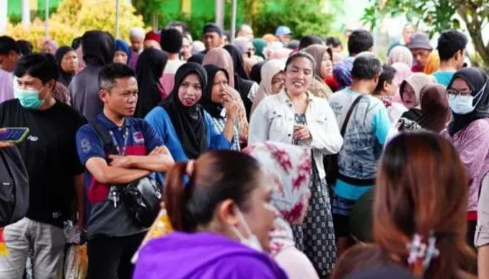 Warga Serbu Pasar Murah Bersubsidi di Taman Kota Gorontalo
