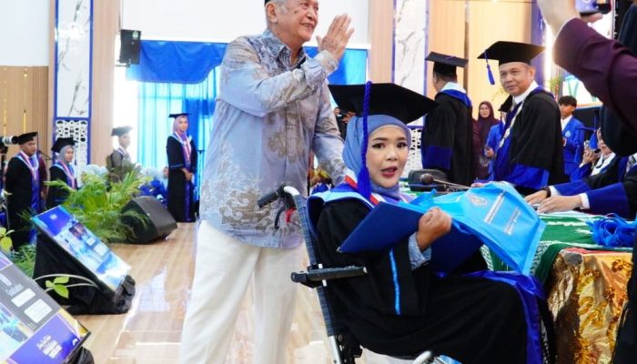 Didampingi Ayah Saat Wisuda, Noer Mayang Buktikan Keterbatasan Fisik Tak Membatasi Impian