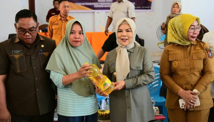 Wagub Idah Serahkan Bantuan Bahan Produksi untuk 105 UMKM di Kwandang