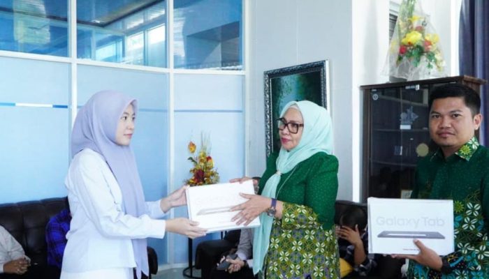 25 Mahasiswa Baru Kedokteran UMGO Terima Reward Tablet Samsung