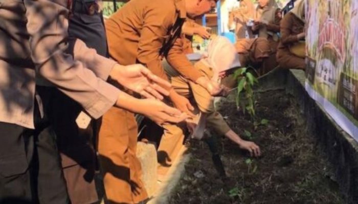 Sekda Bone Bolango Ajak Siswa Tanam Cabai, Jadikan Lahan Produktif