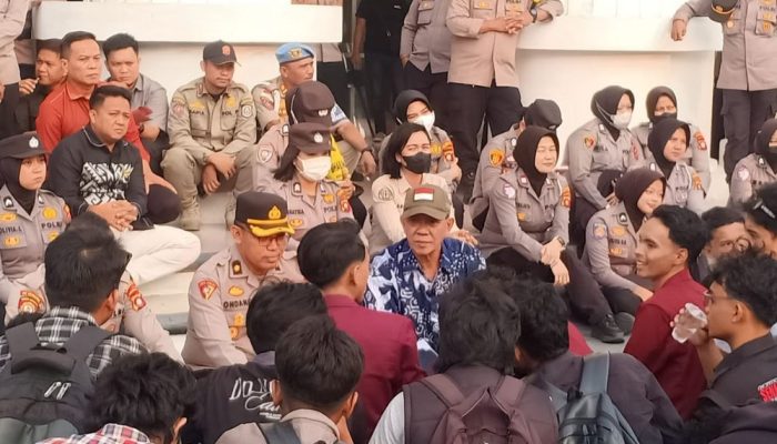 Aksi Gentleman Sulyanto Pateda Temui Langsung Massa Merah Maron di DPRD Gorontalo