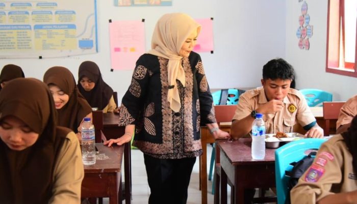 Reaksi Wagub Idah Syahidah Saat Sidak Menu MBG di SMA Negeri 1 Suwawa